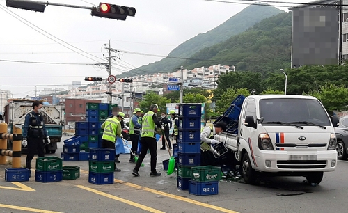 화물차에 실린 소주 20상자 도로로 떨어져 '와장창'