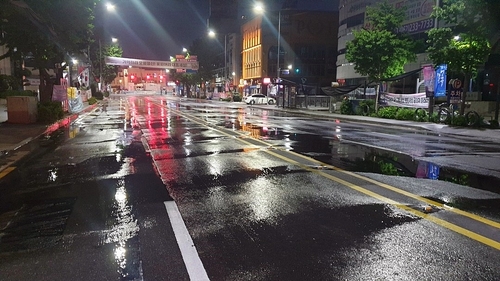 도로 열기 식힌다…여름철 광주 금남로·상무대로 클린로드 운영