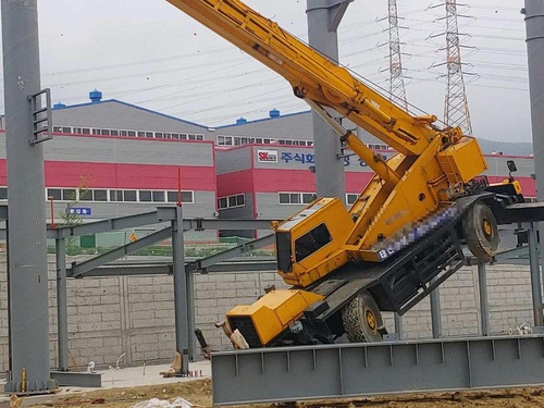 부산 신축 공사장서 크레인 넘어지며 50대 근로자 숨져