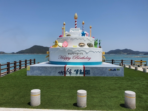 '생일 축하는 완도 생일도에서'…국내 최대 케이크 조형물 설치