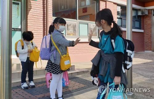 친구도 선생님도 "반갑다"…등교 후엔 거리두기 안내 분주(종합)