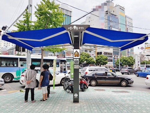 자동개폐에 보안등 역할도…서울 관악구에 '스마트 그늘막'