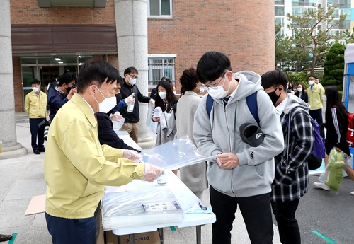 생소한 투명아크릴 가림막 앞에 두고 "선생님, 안녕하세요"(종합)