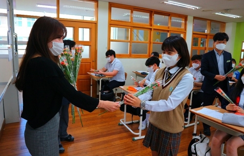 생소한 투명아크릴 가림막 앞에 두고 "선생님, 안녕하세요"(종합)