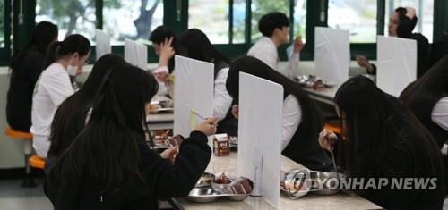 불안·기쁨 안고 등교한 고3 "마스크 벗은 친구들 없었어요"