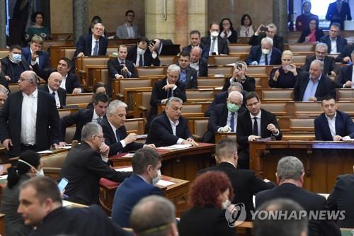 헝가리서 성전환자의 바뀐 성 인정 않는 법 개정안에 논란