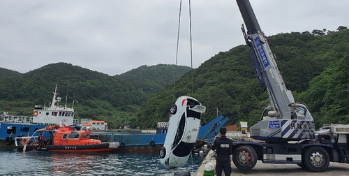 통영 달아항 해상에 승용차 추락…운전자 사망
