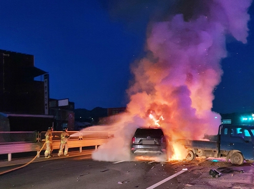 음주운전 SUV 주차 트럭 들이받고 불…인명피해 없어