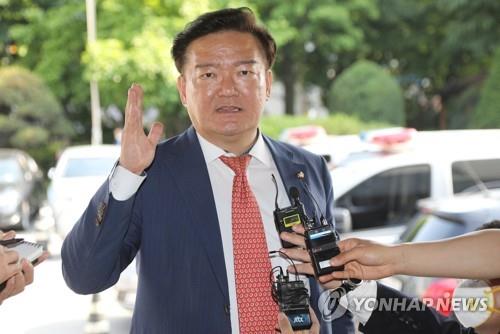 민경욱, 검찰 출석…"제보자 밝히면 내가 처벌돼"