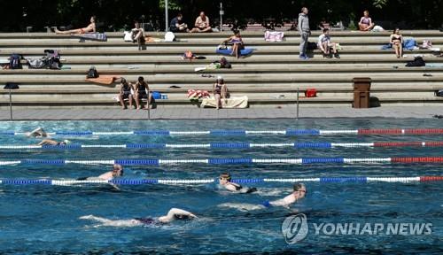 "물속에서도 사회적 거리 둬야"…미 CDC, 수영장 방역수칙 공개