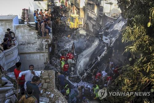 파키스탄 A320 추락기서 97명 사망…기적의 생존자는 2명