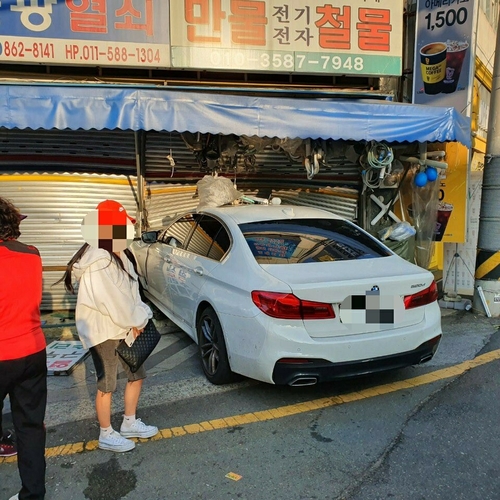 음주운전 BMW 승용차 열쇠 가게 돌진…인명피해 없어