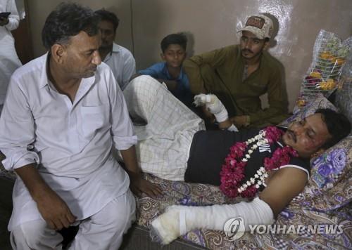 파키스탄 추락기 블랙박스 회수…사망자 97명 장례 시작