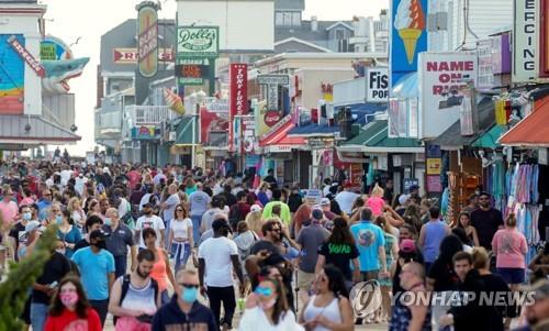 연휴 맞은 미 해변·공원에 인파…코로나 사망 10만명 육박 무색