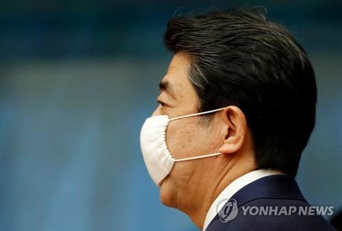 지지율 폭락한 아베 "코로나 대응, 일본 모델 힘 보여줬다"