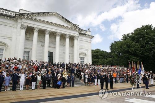 트럼프, 코로나19 속 현충일 전몰장병 추모…거리두기 유지