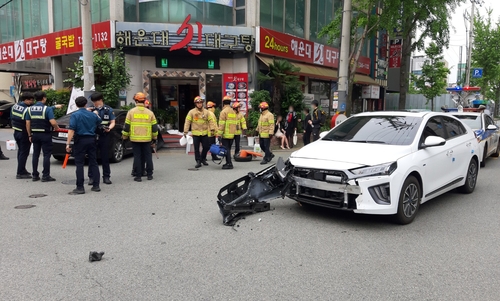 울산서 승용차끼리 충돌…행인·운전자 부상