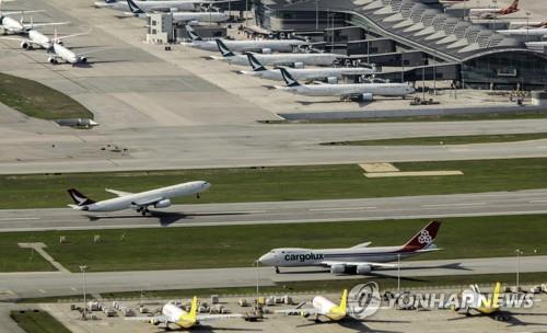 '코로나19 진정' 홍콩 공항 2개월여만에 환승 서비스(종합)