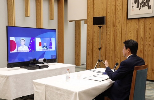 아베·EU수뇌부 "코로나 치료제·백신 개발 협력"