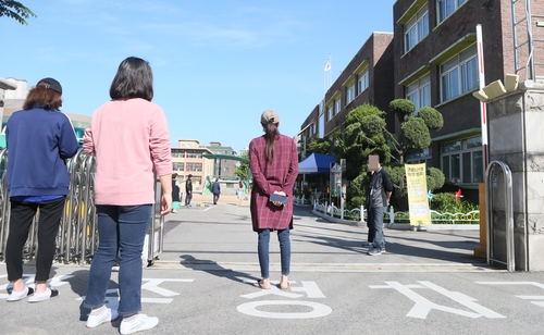 우려 속 인천 초등학교·유치원 등교…교문 앞 못 떠난 엄마들