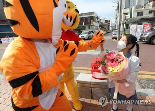 "걱정 반 기대 반"…대구·경북 초등생 등교 시작