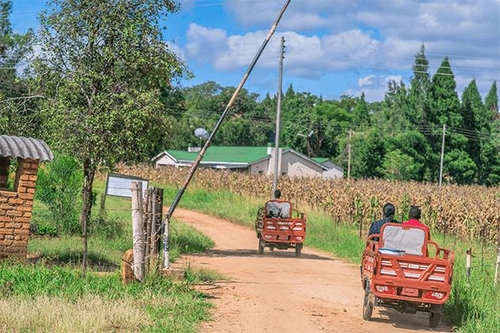 짐바브웨 농촌여성들 전기오토바이 타고 '빈곤 탈출'