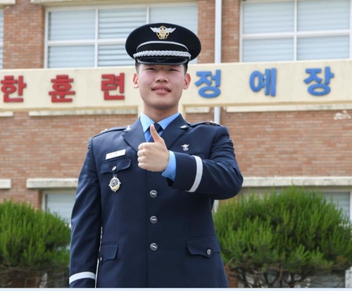 공군 학사사관후보생 409명 임관식…3대째 공군장교 탄생