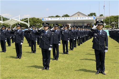 공군 학사사관후보생 409명 임관…3대째 공군장교 탄생(종합)