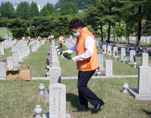 한화 방산 계열 3사, 현충원 참배·묘역 정비 봉사 활동