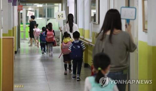 발열 체크하고 거리 두고…대구 초중고 등교수업 순조