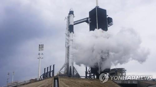 '날씨가 안 도와주네'…스페이스X 첫 유인비행 또 연기될 수도