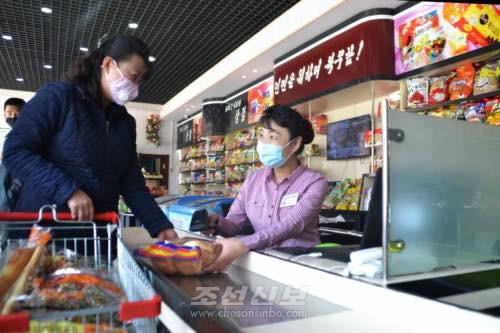 북한 동네 식품상점도 슈퍼마켓식 운영…"생산증가로 수요 충족"