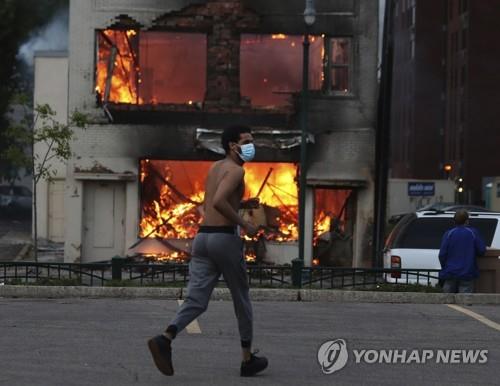 미 흑인사망 시위현장 주방위군 500명 배치…CNN기자 체포되기도