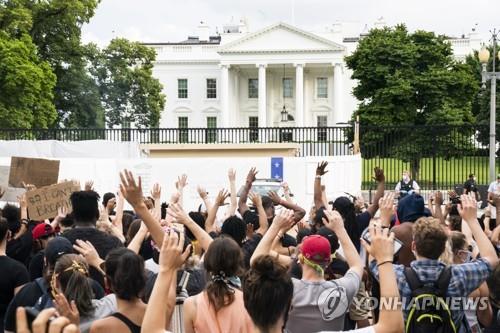 미 '흑인 사망' 항의시위대 진입 시도에 백악관 한때 봉쇄(종합)