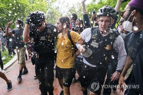 미 '흑인 사망' 항의시위대 진입 시도에 백악관 한때 봉쇄(종합)