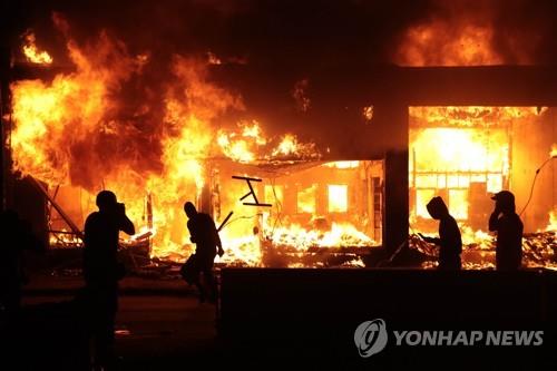 야간통금도 안통한 "절대적 혼란"…'흑인사망' 미 폭력시위 확산