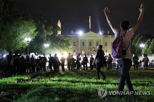 트럼프, 백악관 시위대에 "울타리 넘었다면 맹견 만났을 것"