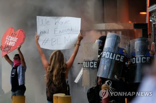 연방빌딩 공격·약탈·고무탄, 또 총격사망…미 시위 격화