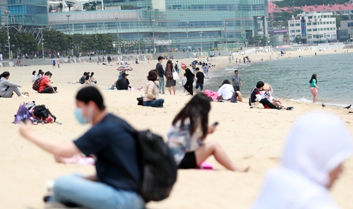 문 닫은 수도권 공공시설 '한산'…한강공원·해수욕장 '북적'