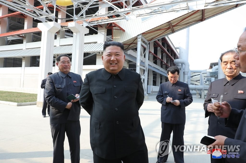 김정은, 노동절 맞춰 `비료공장` 깜짝 등장한 이유는