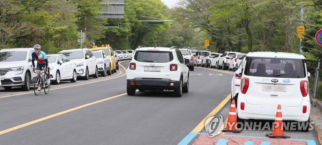 마스크 벗는 여행객들…제주 관광지마다 인파 `북적`