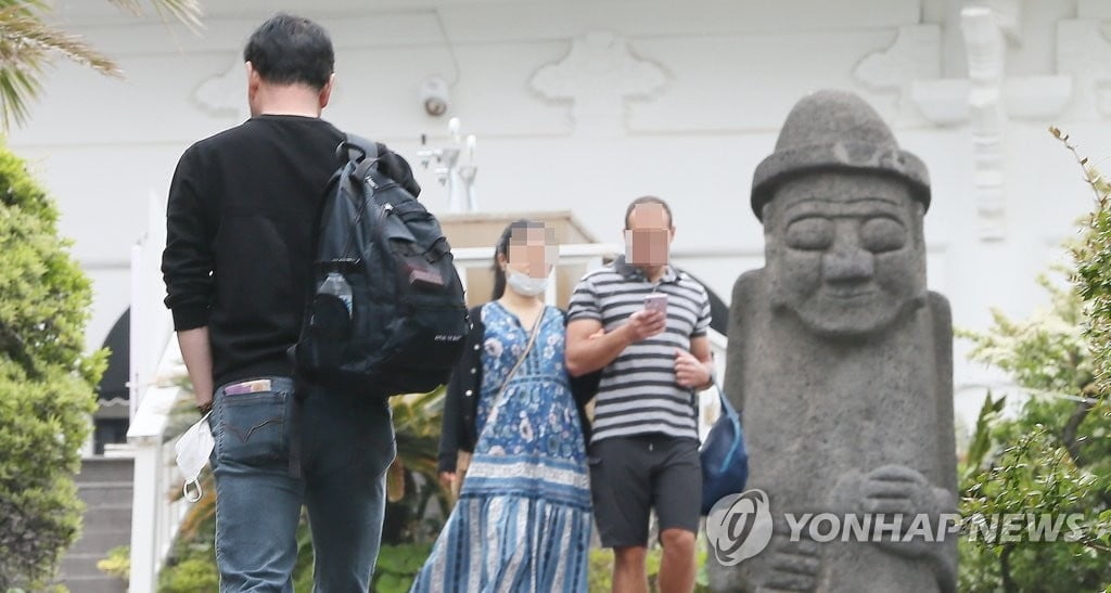 마스크 벗는 여행객들…제주 관광지마다 인파 `북적`