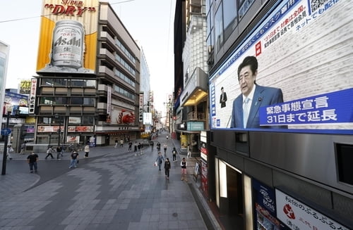 아베의 대책없는 긴급사태 연장에 일본 불만 폭발…"아날로그식 대책`