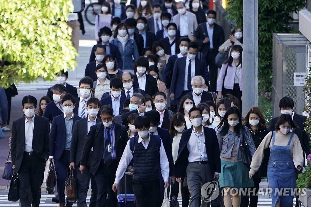 마스크 귀한 일본, 직접 만들어 쓴다…거즈·고무줄 `품귀`