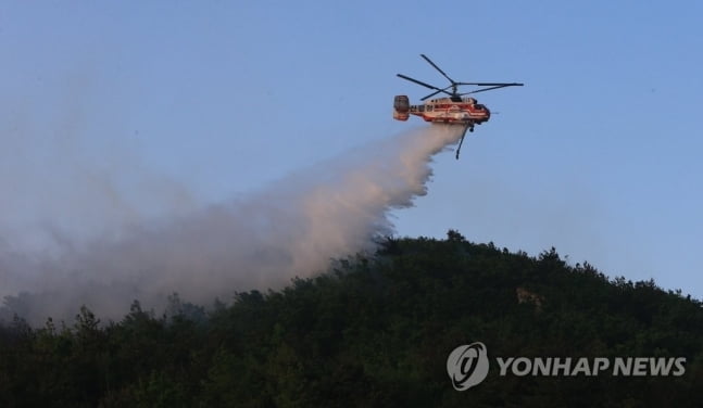 `건조특보` 강원 홍천서 산불…헬기 3대 투입 진화 중