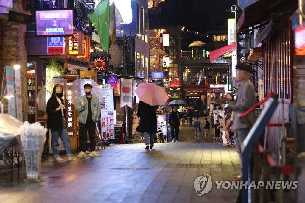 클럽 방문 외국인 `시한폭탄`..."허위 기재에 연락 어려워"