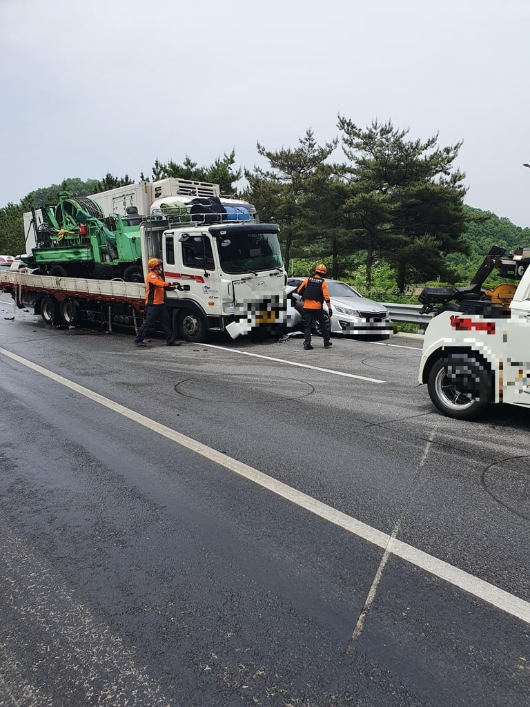 중부내륙고속도로 8중 추돌사고…2명 사망·10명 부상