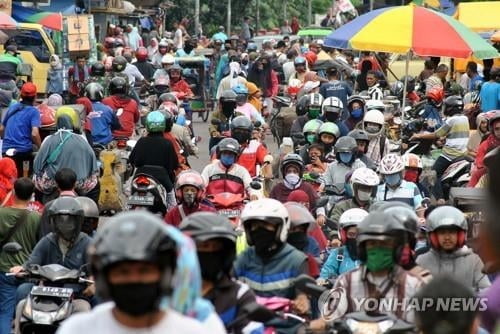 인니서 코로나19 확진자 병원 이송 거부 소동…난동 부리며 이웃 껴안아