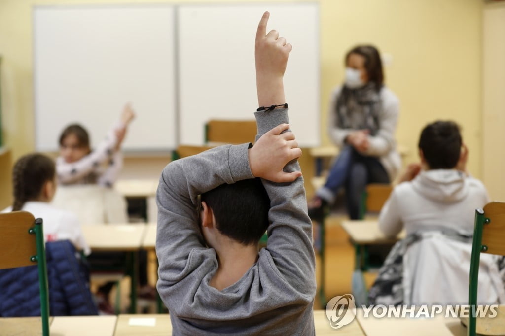 프랑스, 개교 후 코로나19 확진 70명 `폭증`…해당학교 다시 폐쇄