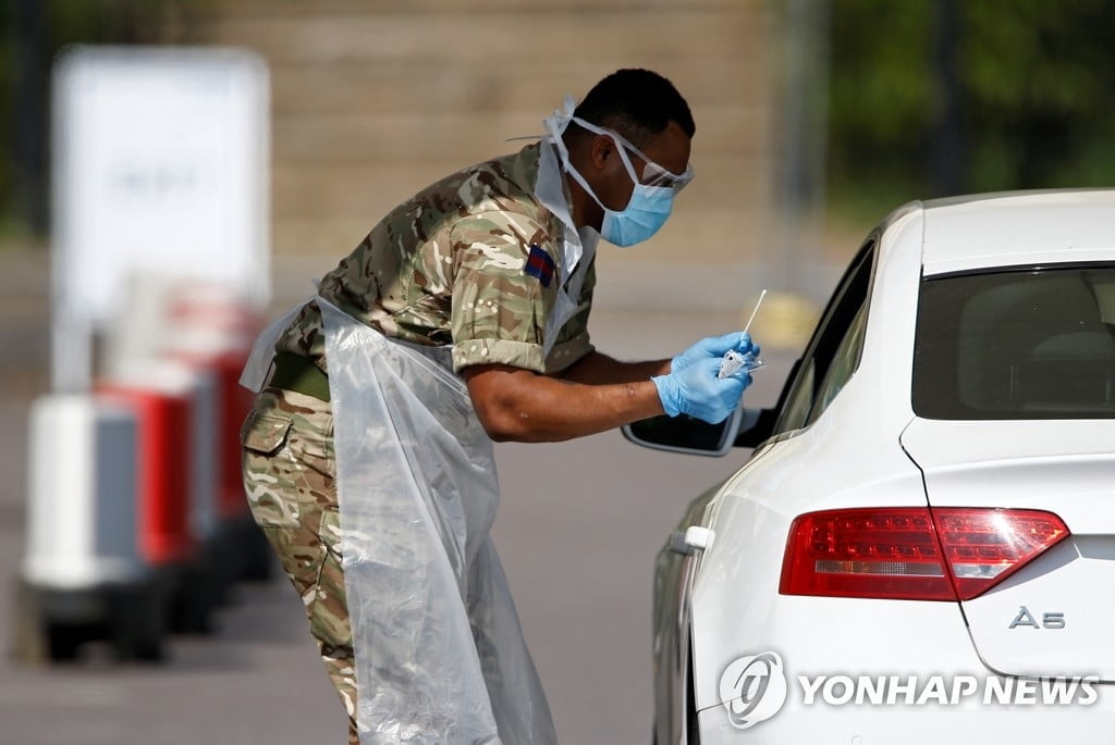 영국, `5세 이상 증상자`로 코로나19 검사 대상 확대…추적 위해 2만1천명 채용